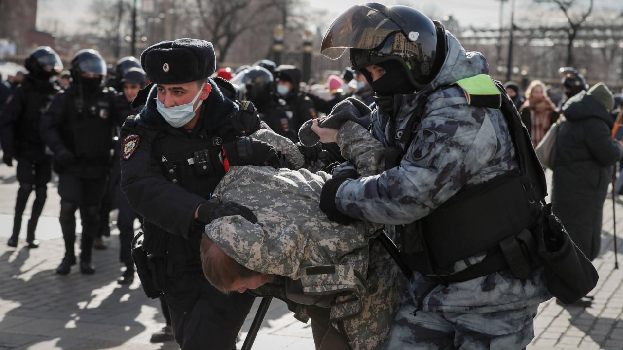 Thousands arrested in russian cities for protesting ukraine invasion