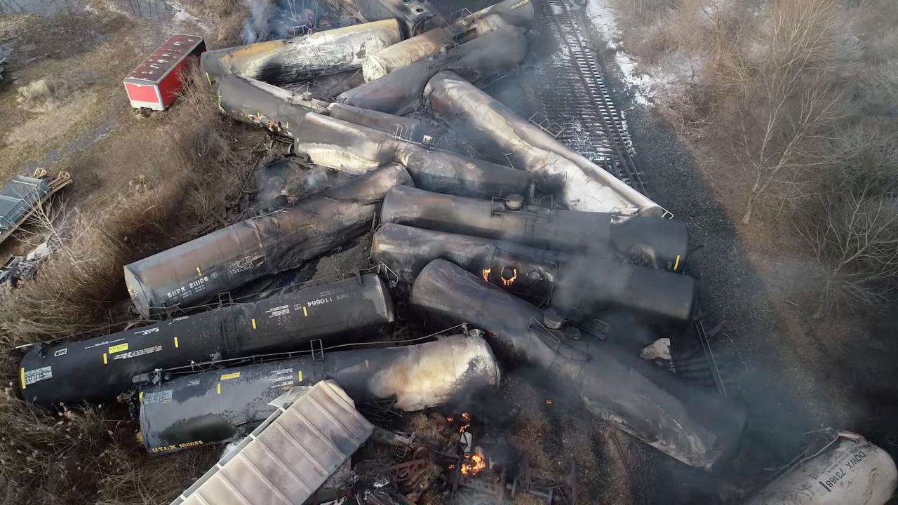 Trump delivers bottled water during visit to ohios toxic derailment site criticizes biden admins response