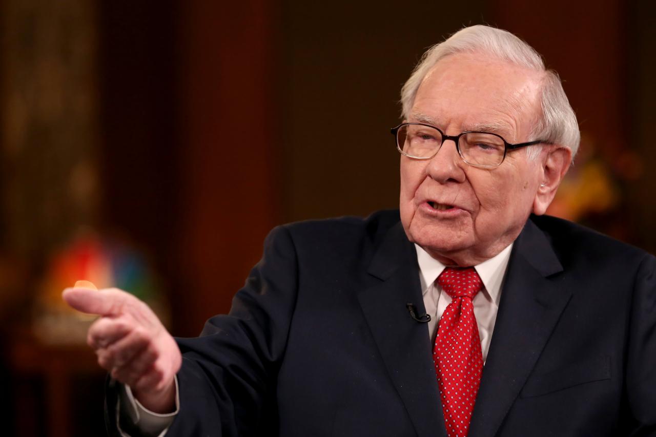 Warren buffett preaches confidence in america warns deficits have consequences