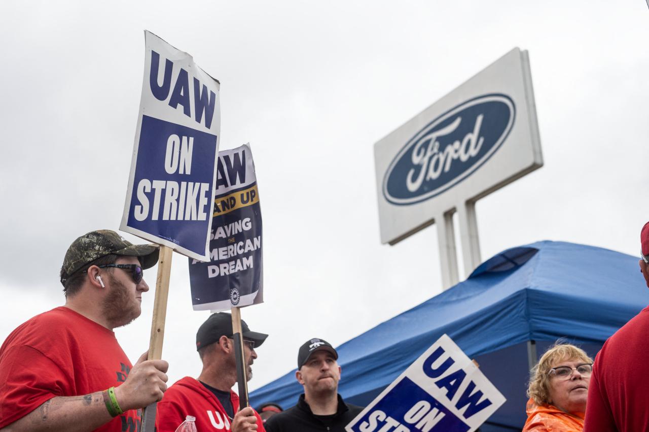 United auto workers begin historic strike against ford gm stellantis after failing to reach deal