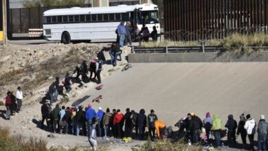 Hundreds of illegal immigrants attempt to storm border at texan port of entry