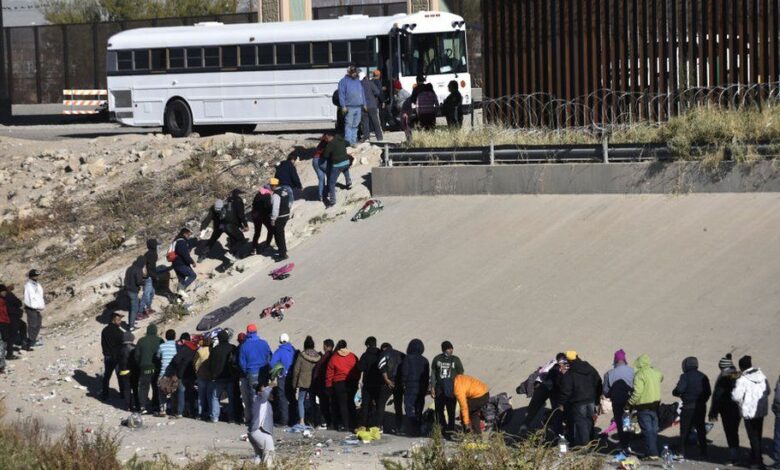 Hundreds of illegal immigrants attempt to storm border at texan port of entry