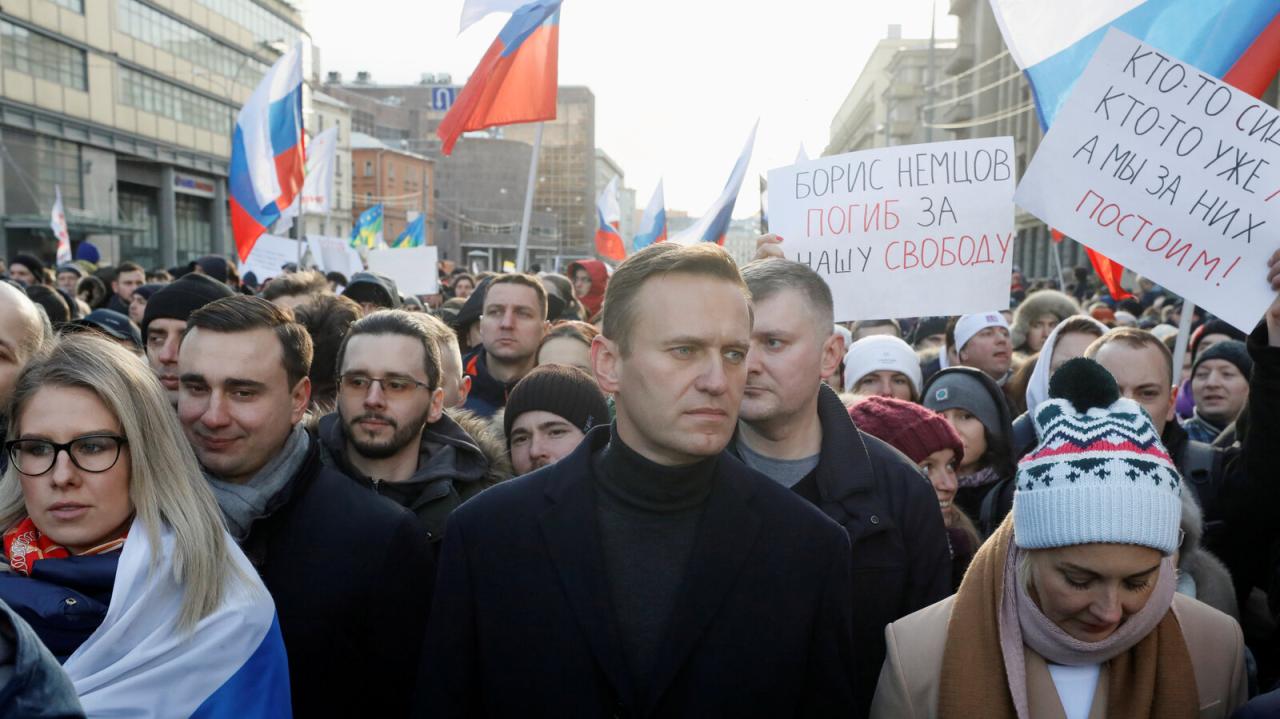 Alexei navalny top putin foe allegedly poisoned and hospitalized in a coma