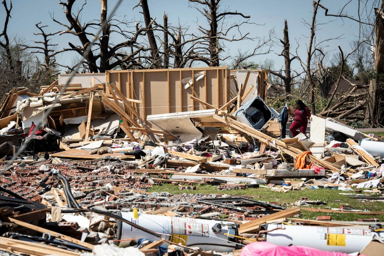 Tornadoes kill at least 26 in mississippi