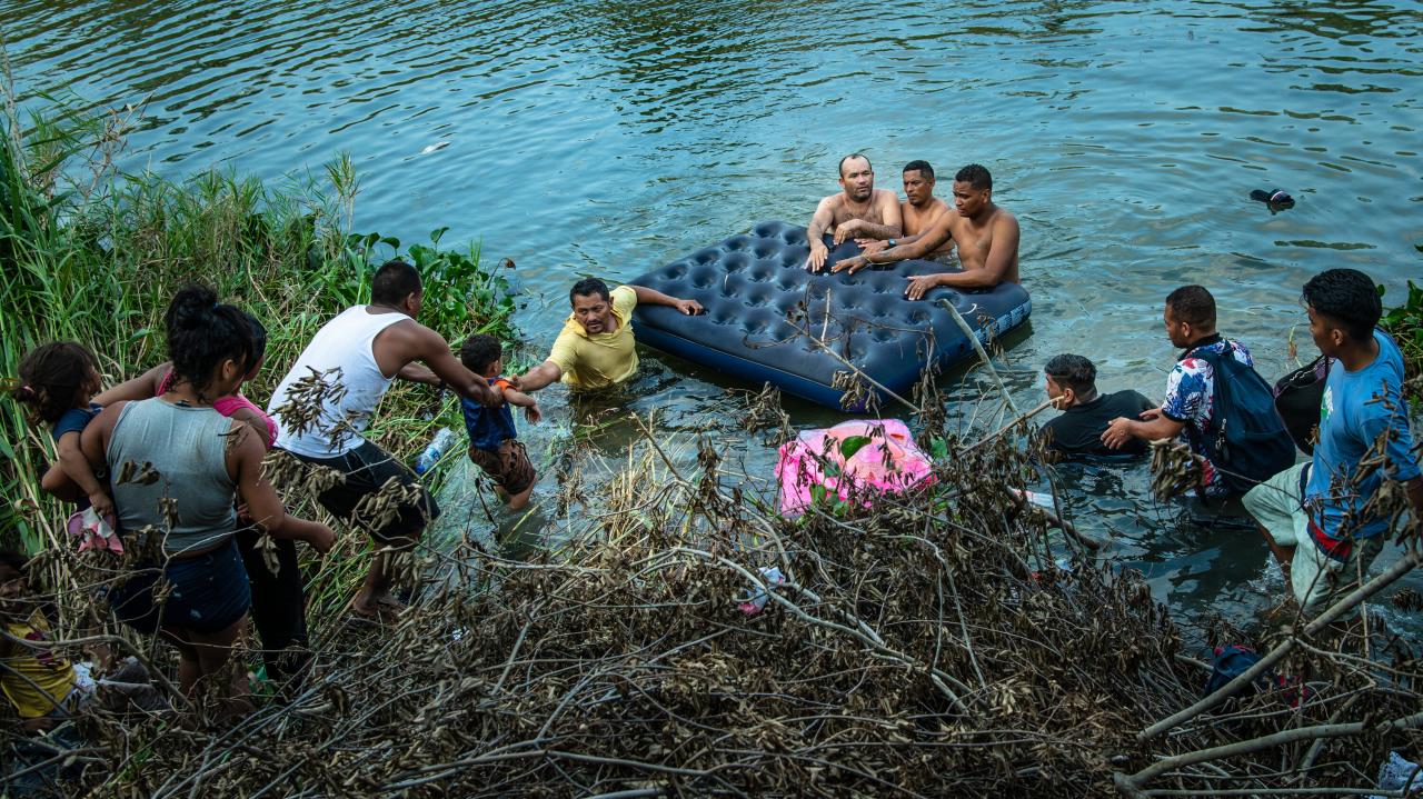 10000 illegal immigrants to arrive daily at us border warns mexican president