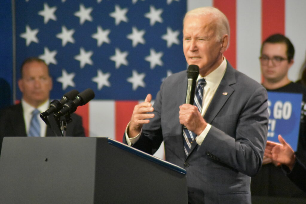 Zero emissions freight biden spending 1 5 billion to electrify us trucking industry