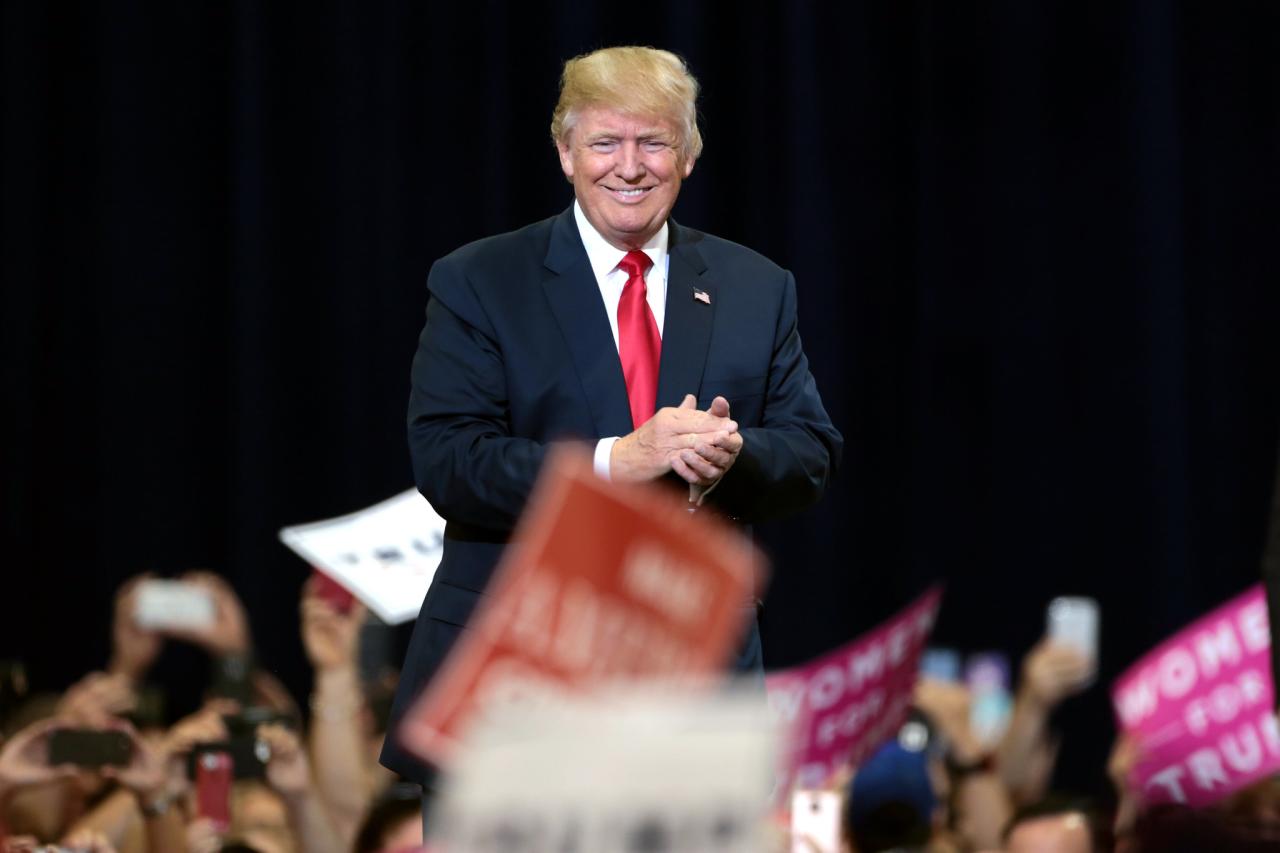 Trump holds arizona rally pushing maga message during dem debate