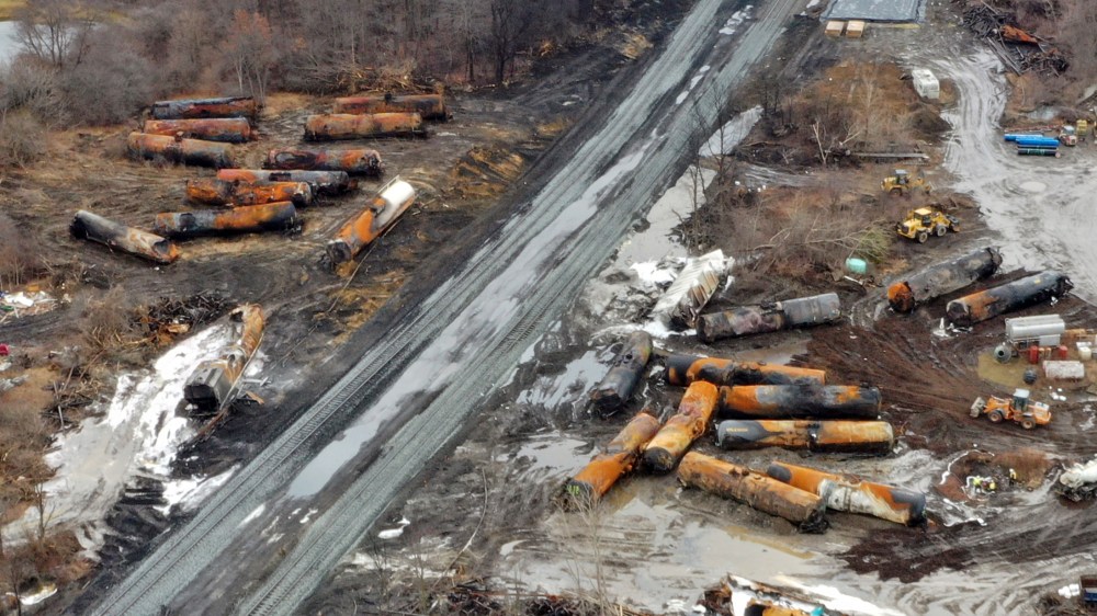 Trump delivers bottled water during visit to ohios toxic derailment site criticizes biden admins response