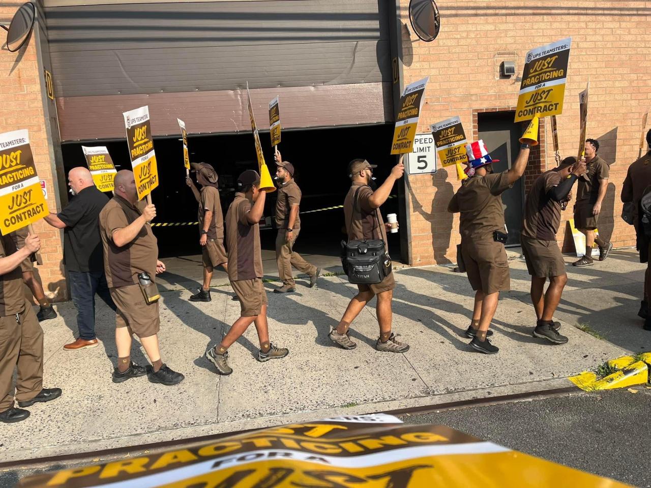 Ups and teamsters union agree to resume labor talks this week