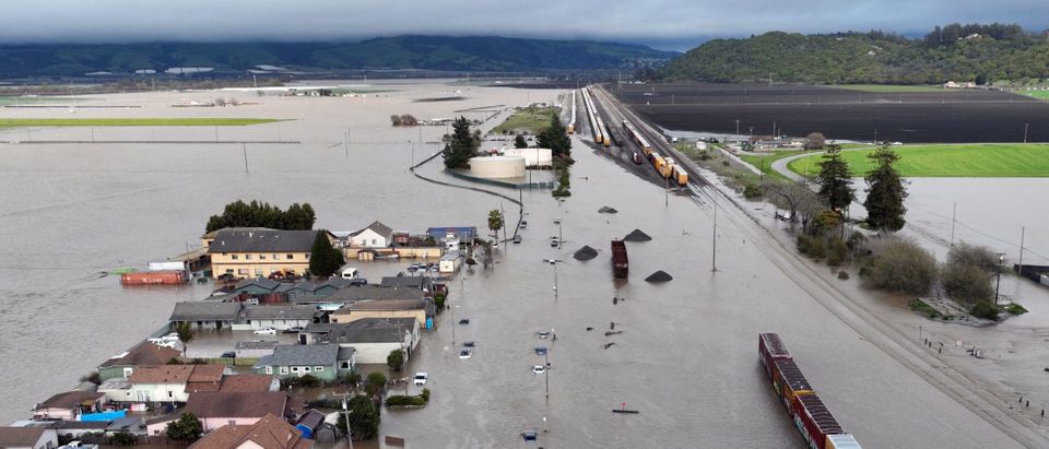 Thousands evacuated after levee breached in california officials