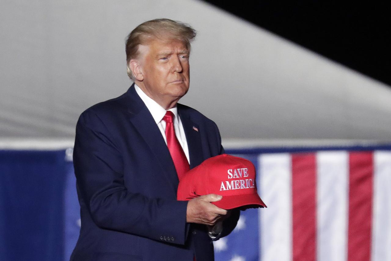 Trump holds arizona rally pushing maga message during dem debate