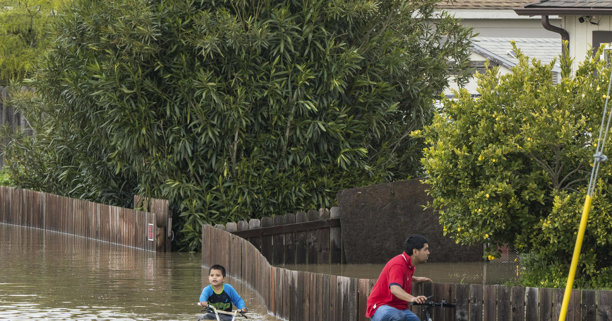 Thousands evacuated after levee breached in california officials