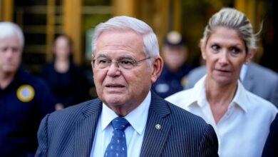 Top ranking democrat wont call for menendez to resign amid bribery charges