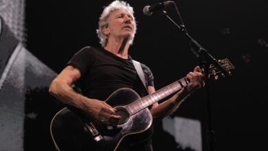 Pink floyds roger waters blasts doj claims double standard for wikileaks assange major news outlets