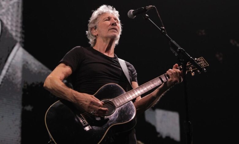 Pink floyds roger waters blasts doj claims double standard for wikileaks assange major news outlets