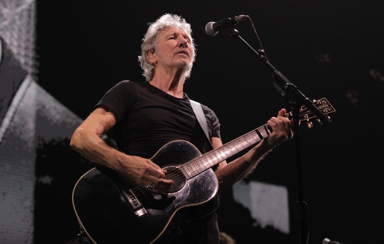 Pink floyds roger waters blasts doj claims double standard for wikileaks assange major news outlets