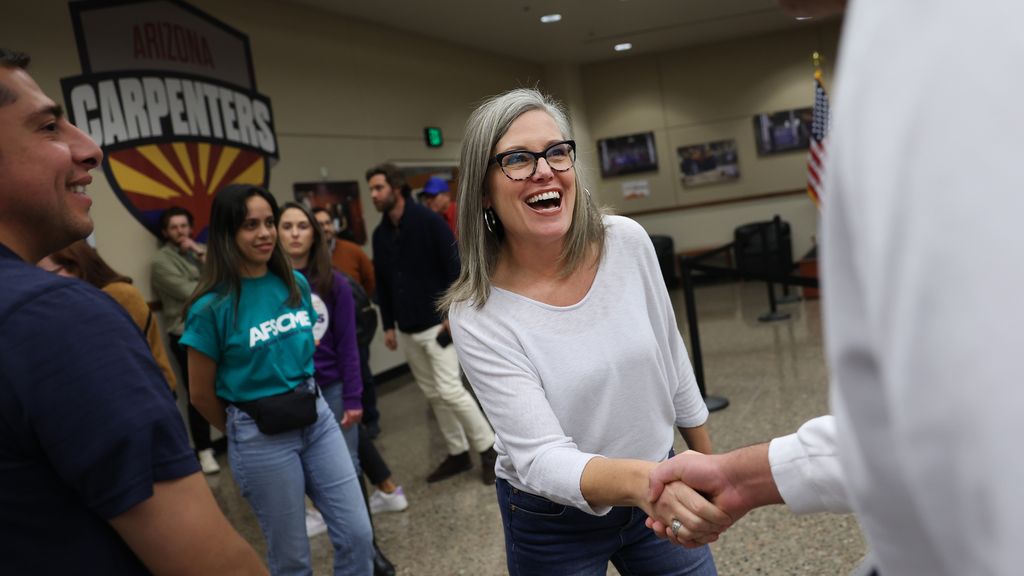Hobbss lead over lake narrows in arizona gubernatorial race