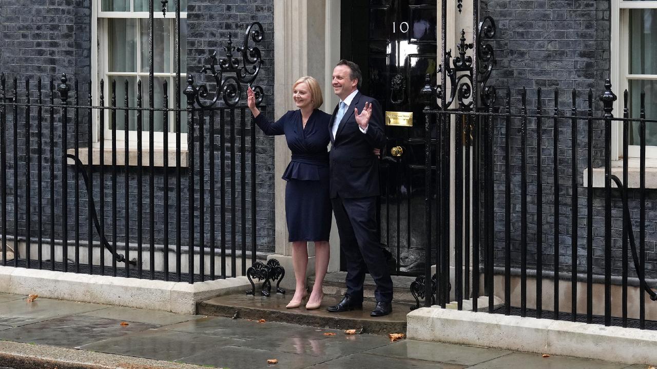 Liz truss officially becomes new uk prime minister