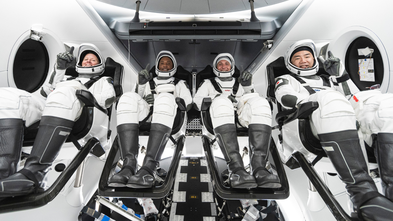 Spacex ferries astronauts back to earth after half year away