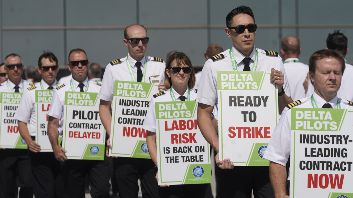 Delta pilots vote to strike for new contracts
