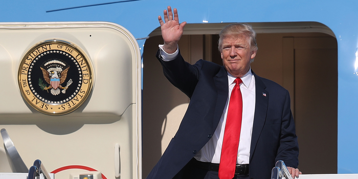 Trump tweets dramatic photo of lightning strike behind air force one amazing