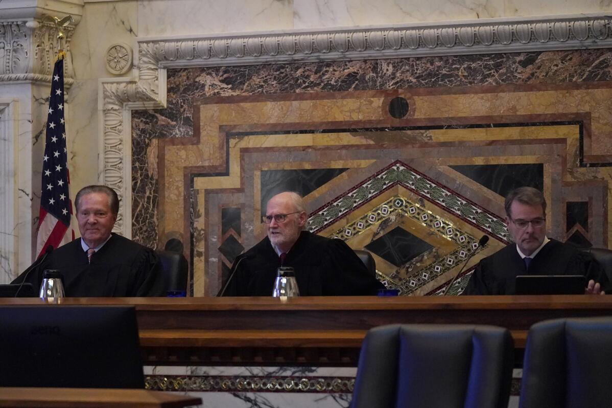 Battle over the iphone app store spills into appeals court