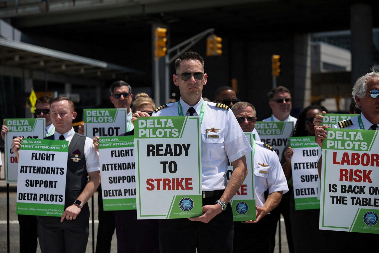 Delta pilots vote to strike for new contracts