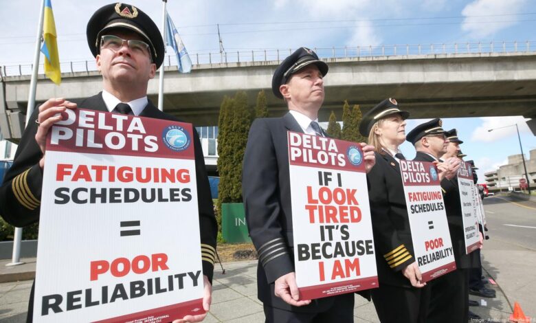 Delta pilots vote to strike for new contracts