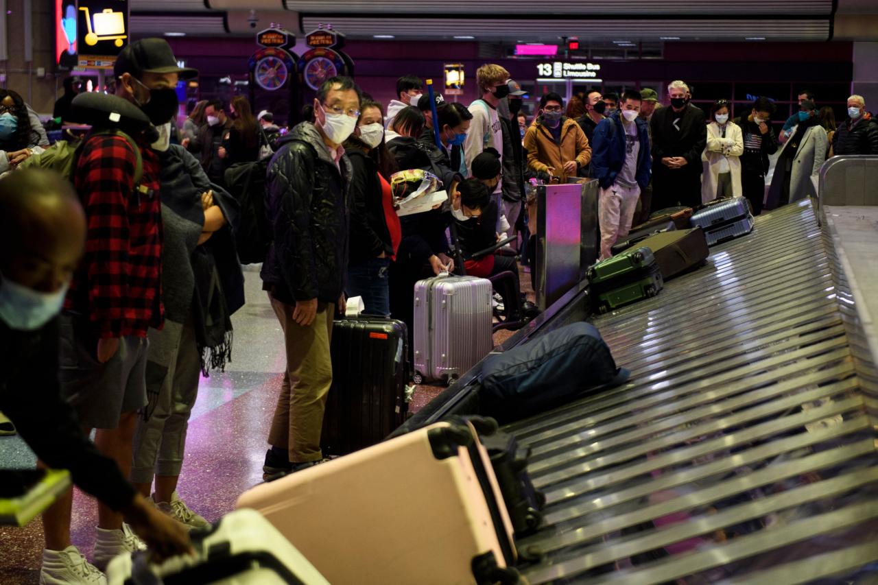 Major us airlines amtrak drop mask mandate for travelers after judge strikes down cdc order