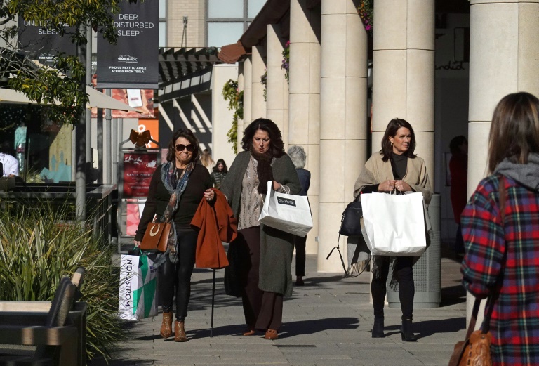 American consumer sentiment plunges while inflation expectations rise