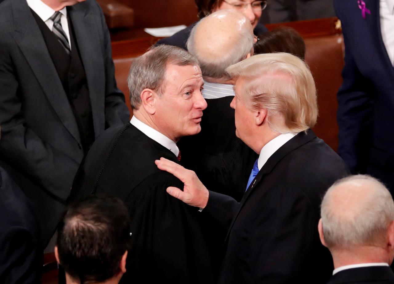 U s chief justice roberts pauses fight over trump tax returns