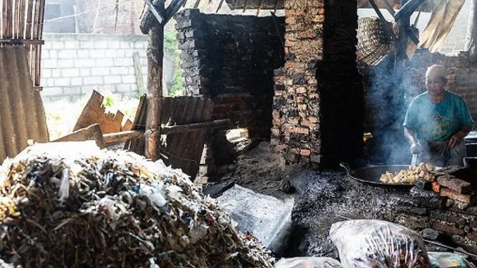 Prevalence of Plastic Waste as a Household Fuel in Low-Income Communities of the Global South